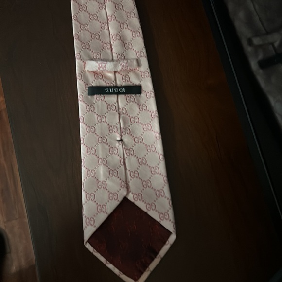Authentic pink Gucci Tie. Excellent condition. Perfect for an event - Picture 5 of 6